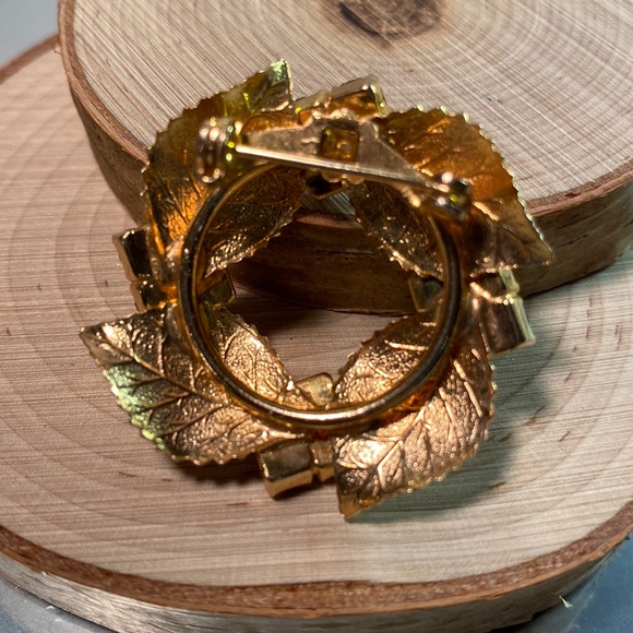 Vintage Gold Tone Wreath Brooch with Stamped Out Leaves & Ruby Red Rhinestones - Picture 3 of 3